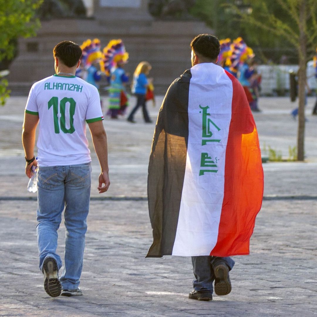 Iraquíes en el monumento al trabajo en la Macroplaza, Monterrey